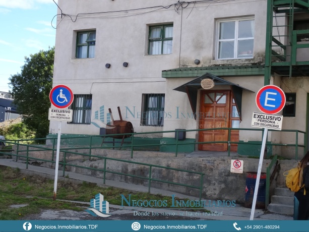 Entrada independiente del edificio con estacionamiento frente al acceso